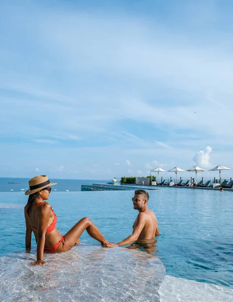 Couple Man Woman Luxury Vacation Enjoying Infinity Pool Rooftop Pattaya — Φωτογραφία Αρχείου