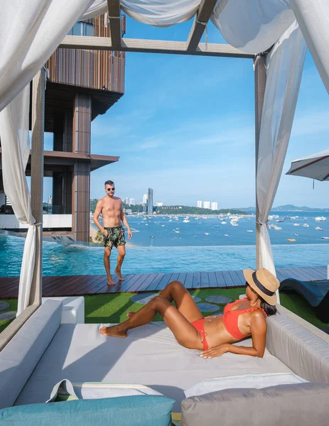 Couple Man Woman Luxury Vacation Enjoying Infinity Pool Rooftop Pattaya — Stok fotoğraf