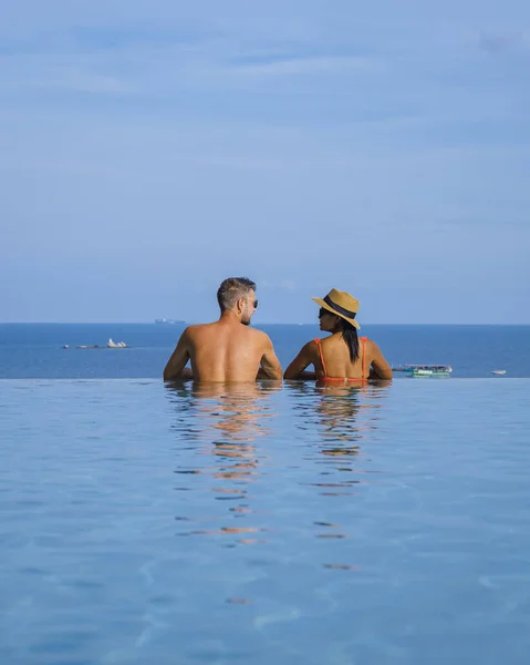 Couple Man Woman Luxury Vacation Enjoying Infinity Pool Rooftop Pattaya — Foto Stock