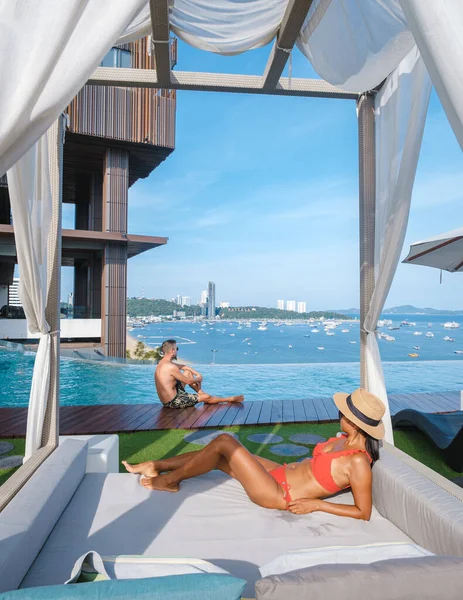 Couple Man Woman Luxury Vacation Enjoying Infinity Pool Rooftop Pattaya — Stok fotoğraf