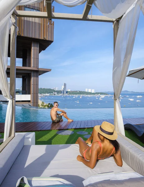 Couple Man Woman Luxury Vacation Enjoying Infinity Pool Rooftop Pattaya — Stok fotoğraf