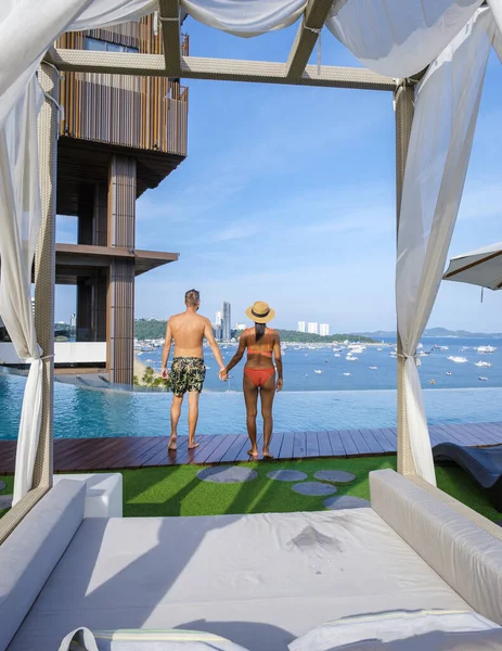 Couple Man Woman Luxury Vacation Enjoying Infinity Pool Rooftop Pattaya —  Fotos de Stock
