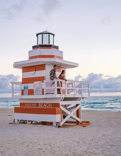 Miami Beach Couple Beach Miami Florida Lifeguard Hut Miami Asian — Stockfoto