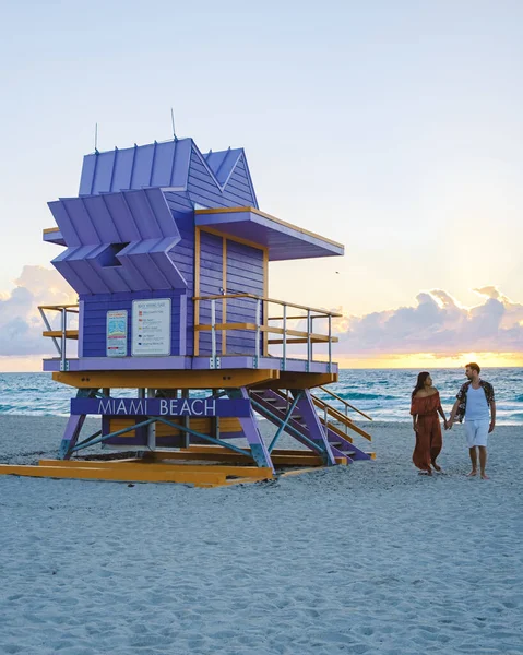 Miami Beach Couple Beach Miami Florida Lifeguard Hut Miami Asian — Stock Photo, Image