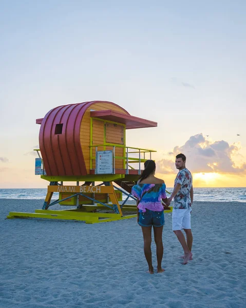 Miami Beach Couple Beach Miami Florida Lifeguard Hut Miami Asian — Stockfoto