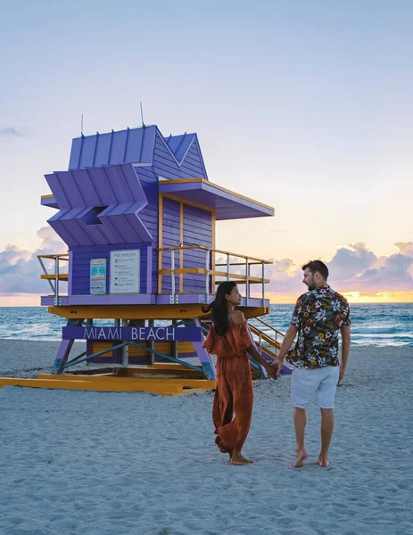 Miami Beach Couple Beach Miami Florida Lifeguard Hut Miami Asian — Stock Photo, Image