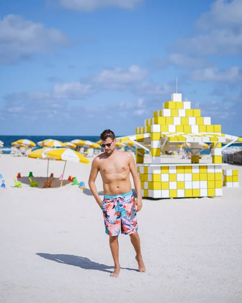 Miami Beach Young Men Beach Lifeguard Hut Miami Beach Florida — Stok fotoğraf