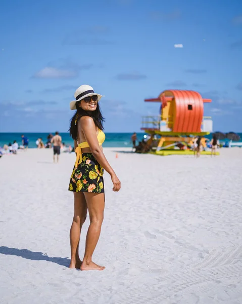 Miami Beach Couple Beach Miami Florida Lifeguard Hut Miami Asian — Fotografia de Stock