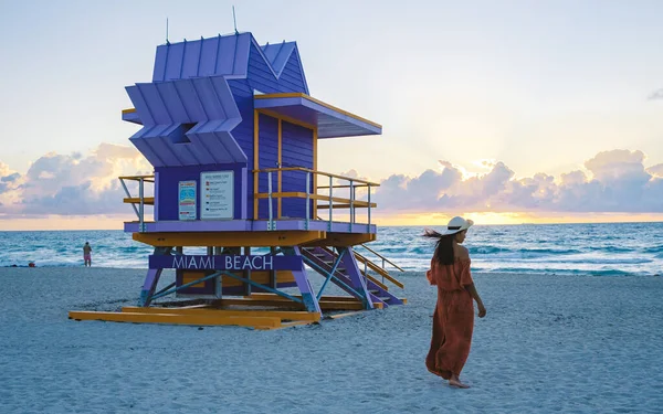 Miami Beach Couple Beach Miami Florida Lifeguard Hut Miami Asian — ストック写真