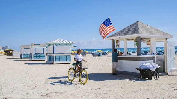 Young Women Beach Miami Bicycle Colorful Miami Beach Lifeguard Hut — Stock Fotó