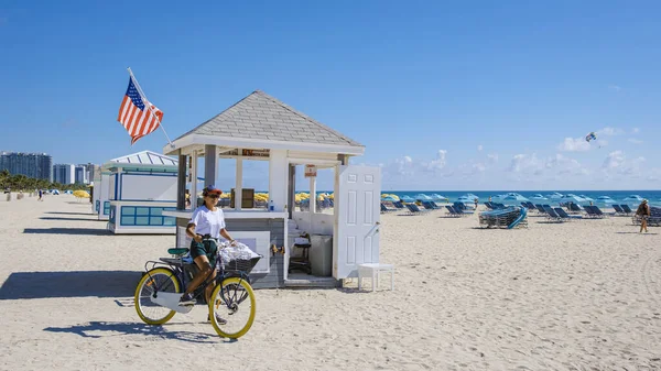 Young Women Beach Miami Bicycle Colorful Miami Beach Lifeguard Hut — Stock Fotó