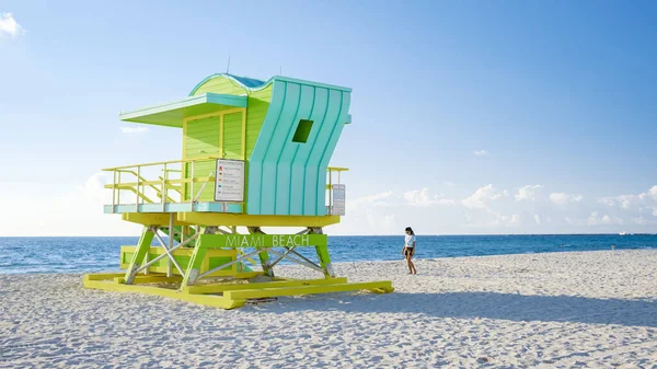 Miami Beach Asian Women Beach Miami Florida Lifeguard Hut Miami — Stockfoto