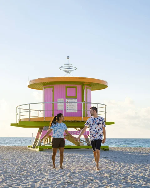 Miami Beach Couple Beach Miami Florida Lifeguard Hut Miami Asian — Stock Photo, Image