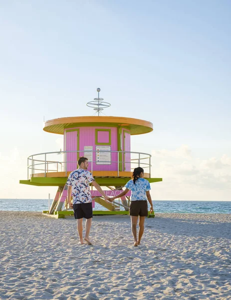 Miami Beach Couple Beach Miami Florida Lifeguard Hut Miami Asian — Stock Photo, Image