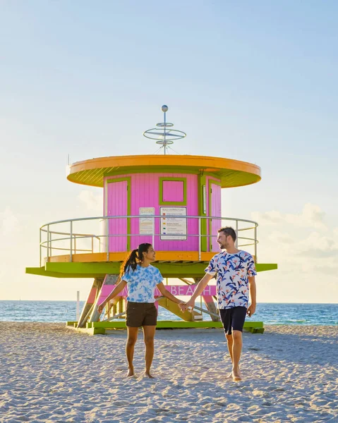 Miami Beach Couple Men Women Beach Miami Florida Lifeguard Hut — Stock Photo, Image