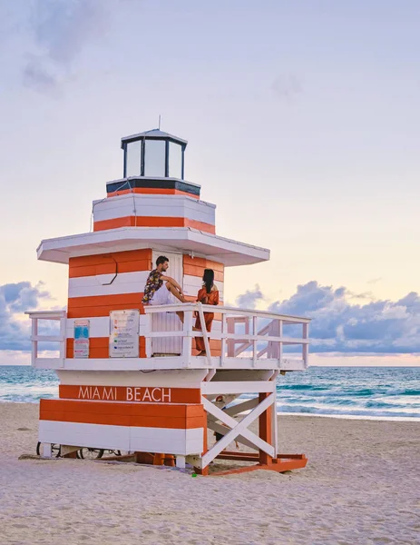 Miami Beach Couple Men Women Beach Miami Florida Lifeguard Hut — ストック写真
