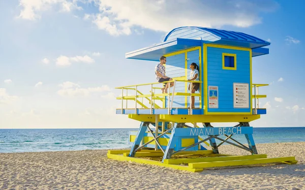 Miami Beach Couple Men Women Beach Miami Florida Lifeguard Hut — Stock Fotó