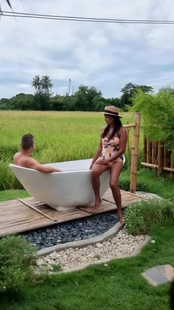 Couple Men Women Visiting Eco Farm Vacation Relaxing White Bathtub — Vídeo de stock