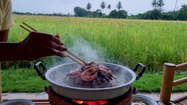 Grilling Thai Pork Barbecue Pan Hut View Rice Fields Cooking — Vídeo de Stock