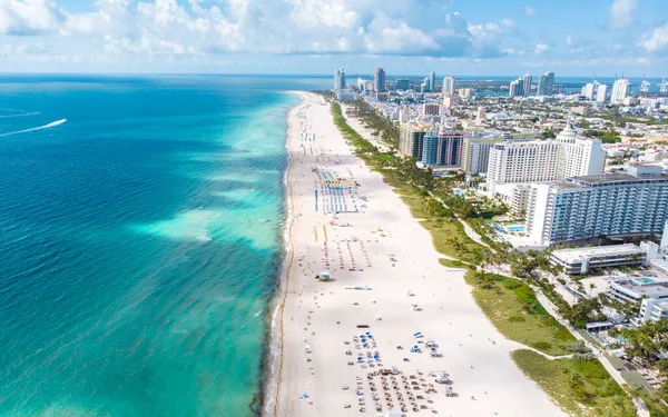 Вид Высоты Беспилотника Майами Саут Бич Флорида Пляж Разноцветными Стульями — стоковое фото