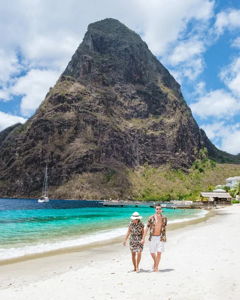 Couple Walking Beach Summer Vacation Sunny Day Men Woman Vacation — Foto de Stock