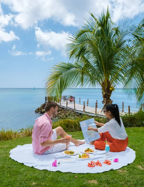 Young Couple Vacation Saint Lucia Luxury Holiday Caribbean Picnic Map — Foto Stock