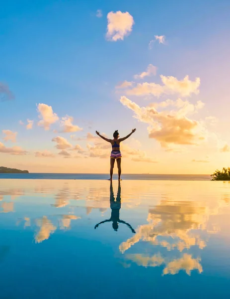 Young Women Hands Saint Lucia Caribbean Men Infinity Pool Sunset — 스톡 사진