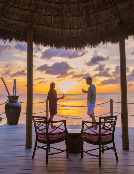 Ζευγάρι Πίνοντας Κοκτέιλ Στην Παραλία Φοίνικες Και Βλέποντας Ηλιοβασίλεμα Στην — Φωτογραφία Αρχείου