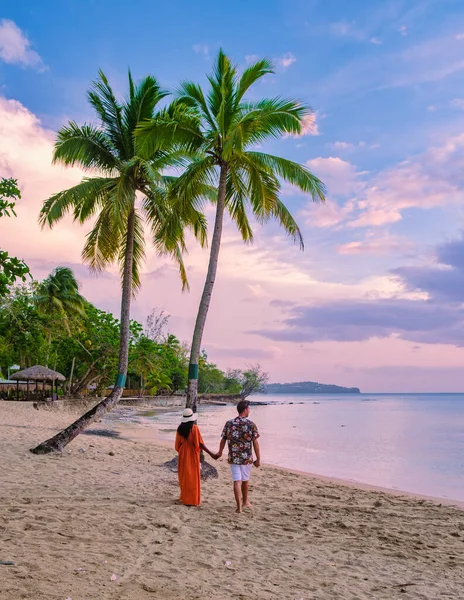 Couple Beach Palm Trees Watching Sunset Tropical Beach Saint Lucia — ストック写真