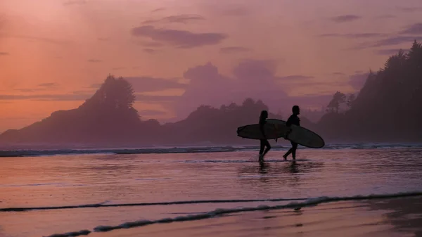 Tofino Vancouver Island Pacific Rim Coast Surfers Surfboard Sunset Beach — стоковое фото