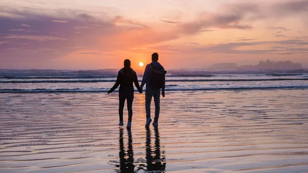 Couple Men Women Mid Age Watching Sunset Beach Tofino Vancouver — Stok fotoğraf