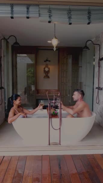 Asian Women European Men Relax Bathtub Vacation Luxury Holiday Couple — Vídeos de Stock