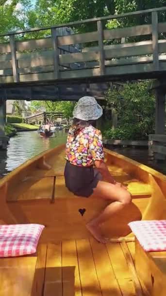 Giethoorn Canals Holland Asian Woman Hat Wooden Boat Canals Giethoorn — Stockvideo