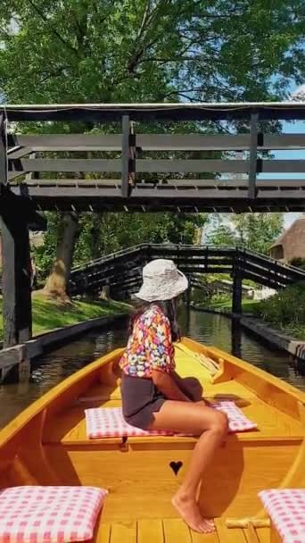 Giethoorn Canals Holland Asian Woman Hat Wooden Boat Canals Giethoorn — Stock video