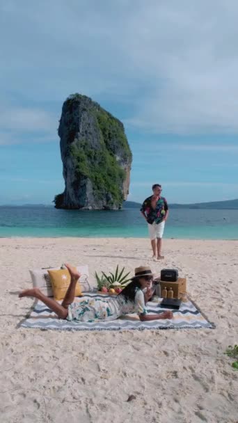 Asian Women Caucasian Men Having Picnic Tropical Beach Koh Poda — Stok video