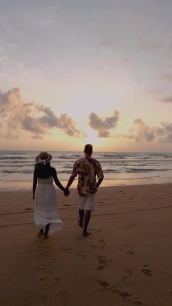 Phuket Thailand Couple Men Woman Watching Sunset Beach Phuket Thailand — 비디오