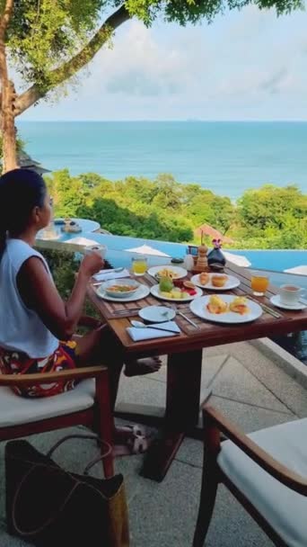 Женщины Завтракающие Пляже Таиланде Роскошный Завтрак Едой Прекрасным Видом Море — стоковое видео