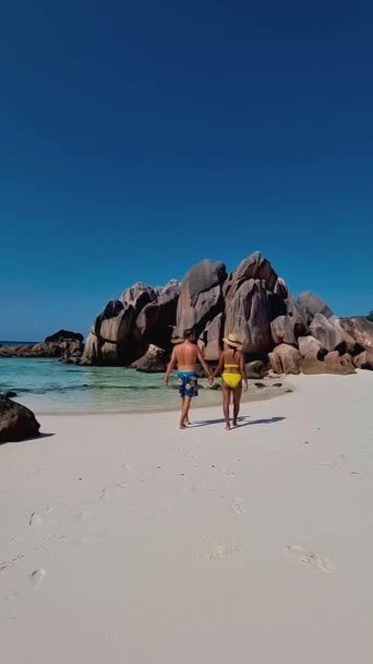 Мужчины Женщины Пляже Anse Cocos Digue Сейшельские Острова Тропический Пляж — стоковое видео