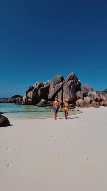 Чоловіки Жінки Пляжі Анс Кокос Діґ Сейшельські Острови Тропічний Пляж — стокове відео