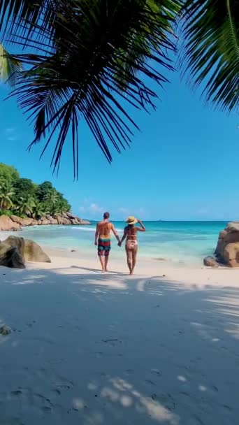Men Women Beach Anse Cocos Digue Seychelles Tropical Beach Luxury — Vídeos de Stock