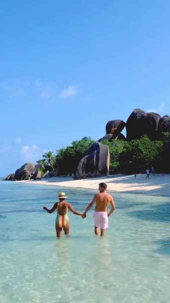 Мужчины Женщины Пляже Anse Source Dargent Digue Seychelles Фешенебельный Отдых — стоковое видео