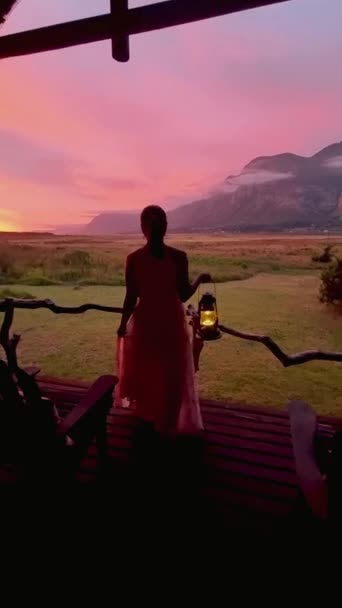 Women Watching Sunset Mountains Front Lodge Vacation South Africa Garden — Stock video