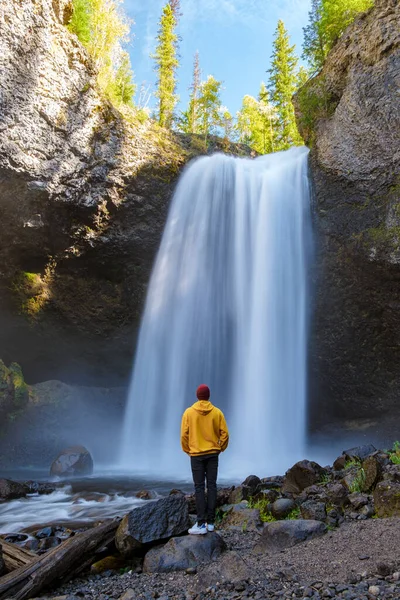 Beautiful Waterfall Canada Couple Visit Helmcken Falls Most Famous Waterfall — Stock Photo, Image
