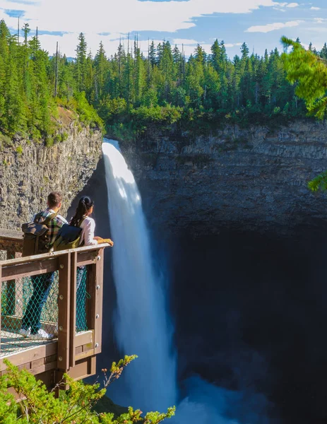 Парк Helmfalls Wells Gray Британская Колумбия Канада Пара Наблюдает Водопадом — стоковое фото