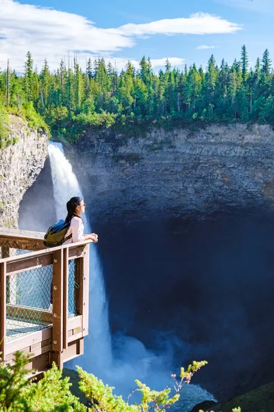 Парк Helmfalls Wells Gray Британская Колумбия Канада Пара Наблюдает Водопадом — стоковое фото