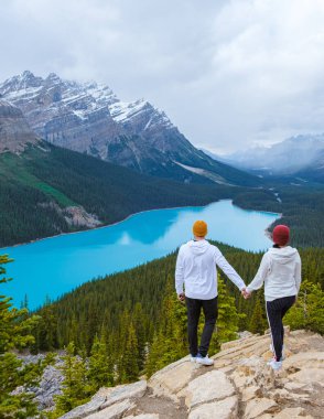 Lake Peyto in Banff National Park, Canada. Mountain Lake as a fox head is popular among tourists in Canada driving the icefields parkway. A couple of men and women looking out over the lake