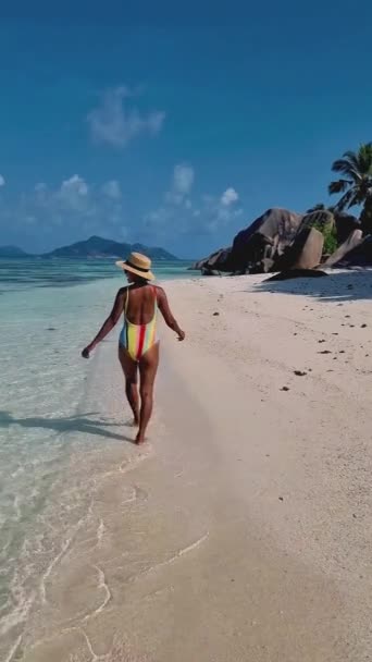 Молоде Подружжя Відпустці Сейшельських Островах Розкішних Святкових Сейшельських Островах Чоловіки — стокове відео