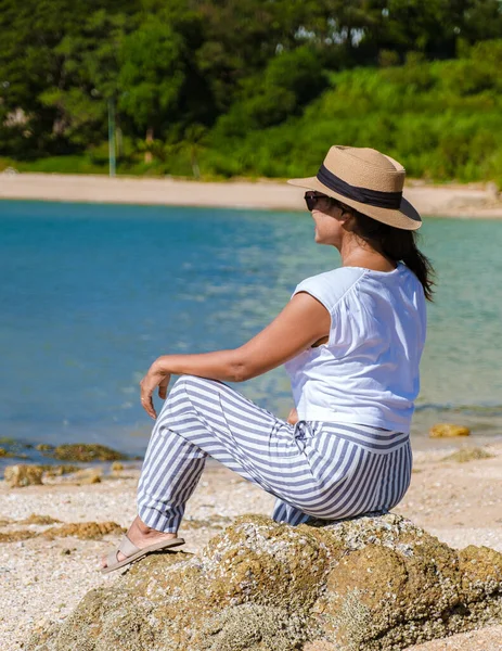 Young Asian Women Beach Sitting Rock Looking Ocean Ban Amphur — ストック写真