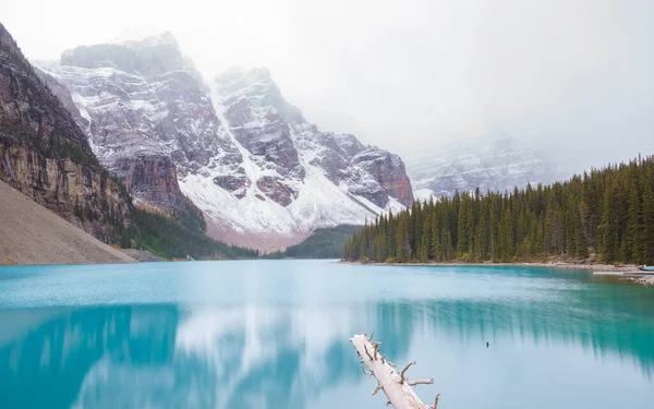 Озеро Морен Время Холодного Снежного Дня Осенью Канаде Красивые Бирюзовые — стоковое фото