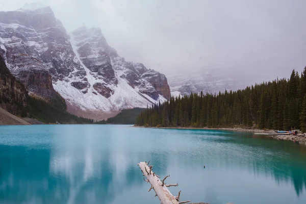 Lake Moraine Cold Snowy Day Autumn Canada Beautiful Turquoise Waters — 图库照片